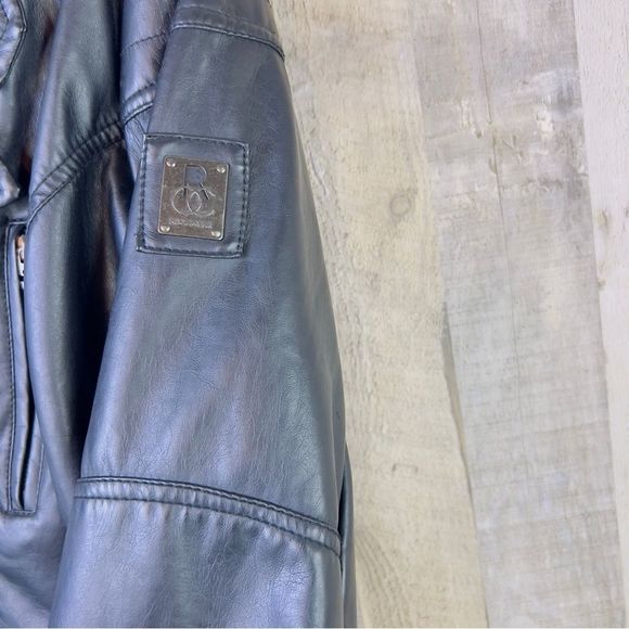 Vintage Rocawear XL Black Buttery Soft Faux Leather W/ROC Zipper Pulls & pockets - Picture 13 of 16